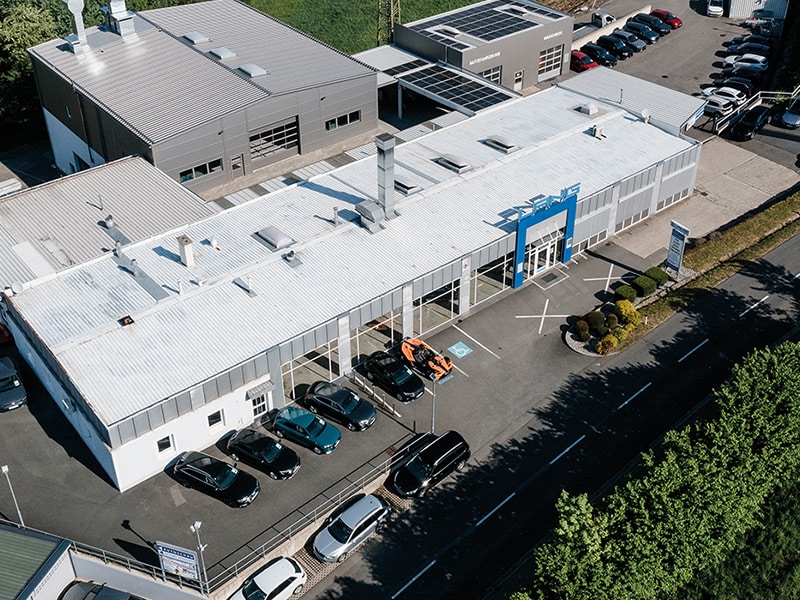 Autohaus Lang, Aufnahme von schräg oben bei Sonnenschein, Foto Autohaus Lang Tesla