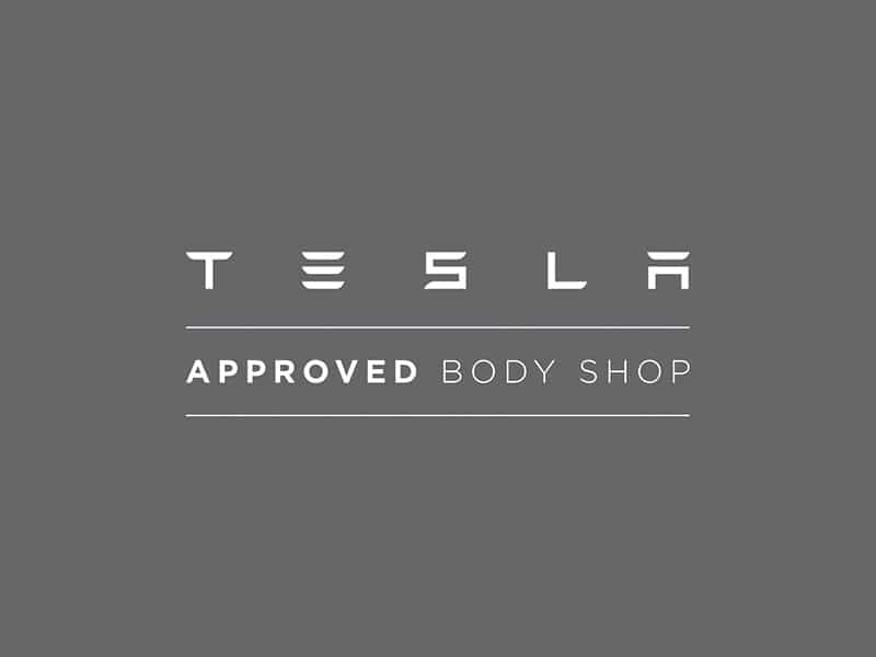 Tesla Approved Body Shop Steiermark, Tesla Logo, Schirft weiß, Hintergrund dunkelgrau