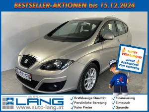 Ein grauer Seat Alte XL steht in einer Verkaufshalle, über dem Bild steht "Bestseller-Aktionen bis 15.12.2024", darunter sieht man das Auto Lang Logo sowie eine Aufzählung der Leistungen und Vorteile bei Auto Lang