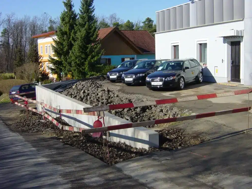 Drei dunkelgraue Jungwagen se auf dem Ausstellplatz