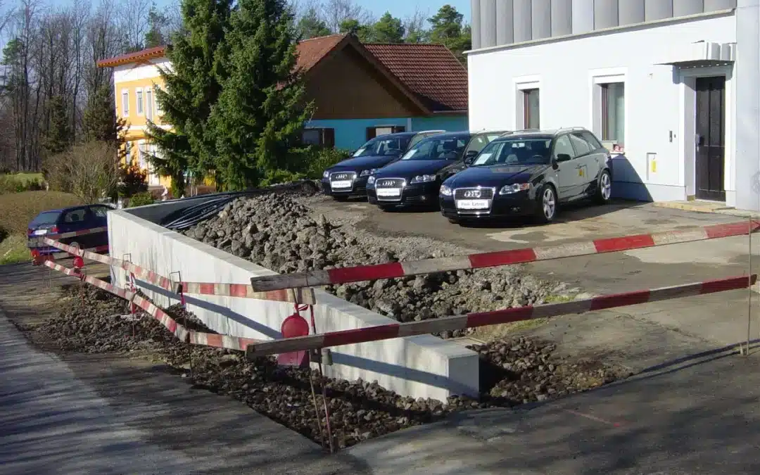 Drei dunkelgraue Jungwagen se auf dem Ausstellplatz