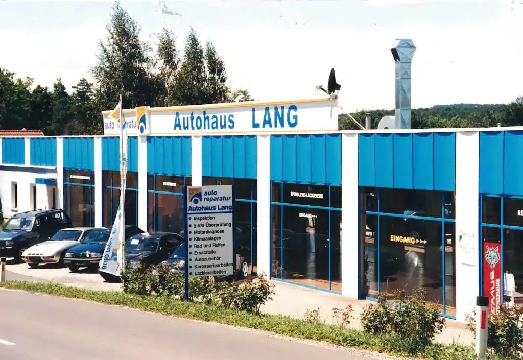 Ein Foto vom Autohaus Lang bei der Eröffnung im Jahr 1998.