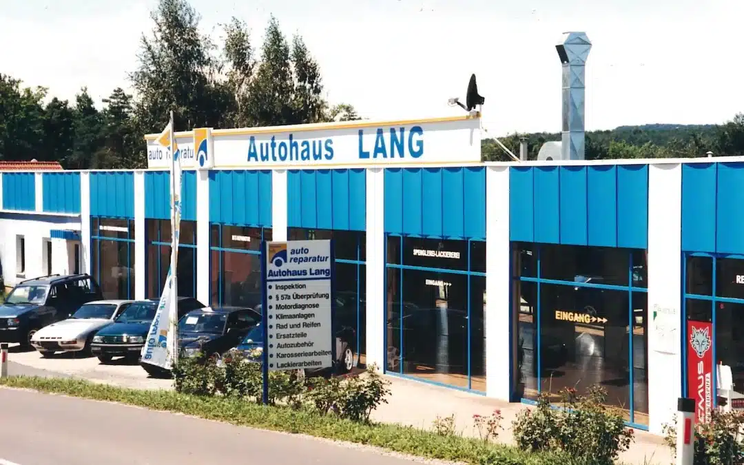 Ein Foto vom Autohaus Lang bei der Eröffnung im Jahr 1998.