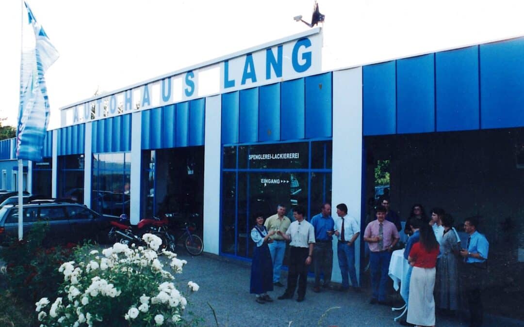 Das Autohaus Lang in St. Anna am Aigen am Tag der Eröffnung im Jahr 1998 . Ronald und Maria Lang stehen mit vielen Kunden und Kundinnen vor dem Eingang.