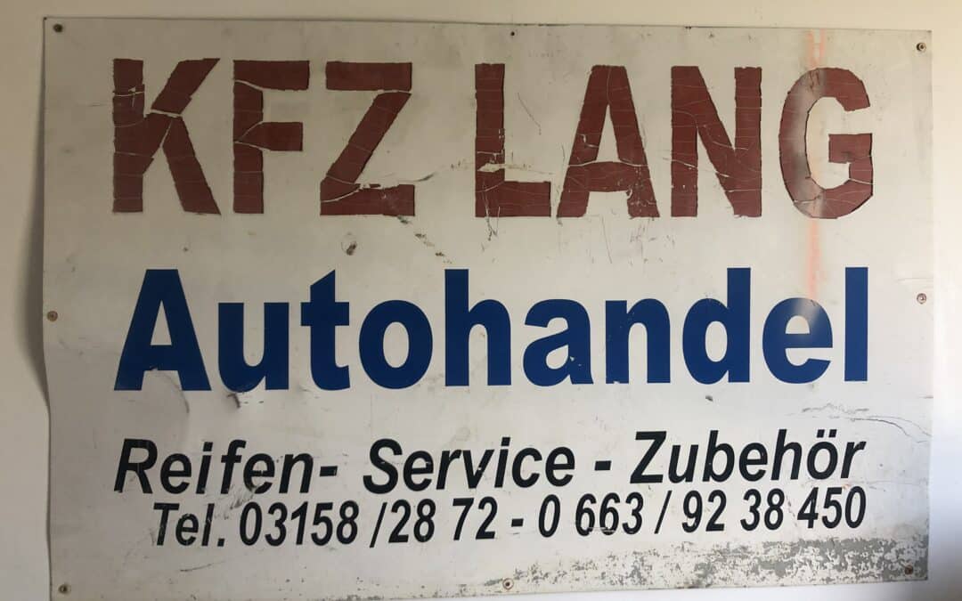 KFZ Lang in rot, darunter Autohandel in blau, darunter in schwarzer Schrift Reifen - Service - Zubehör sowie die Telefonnummer 03158/28 72