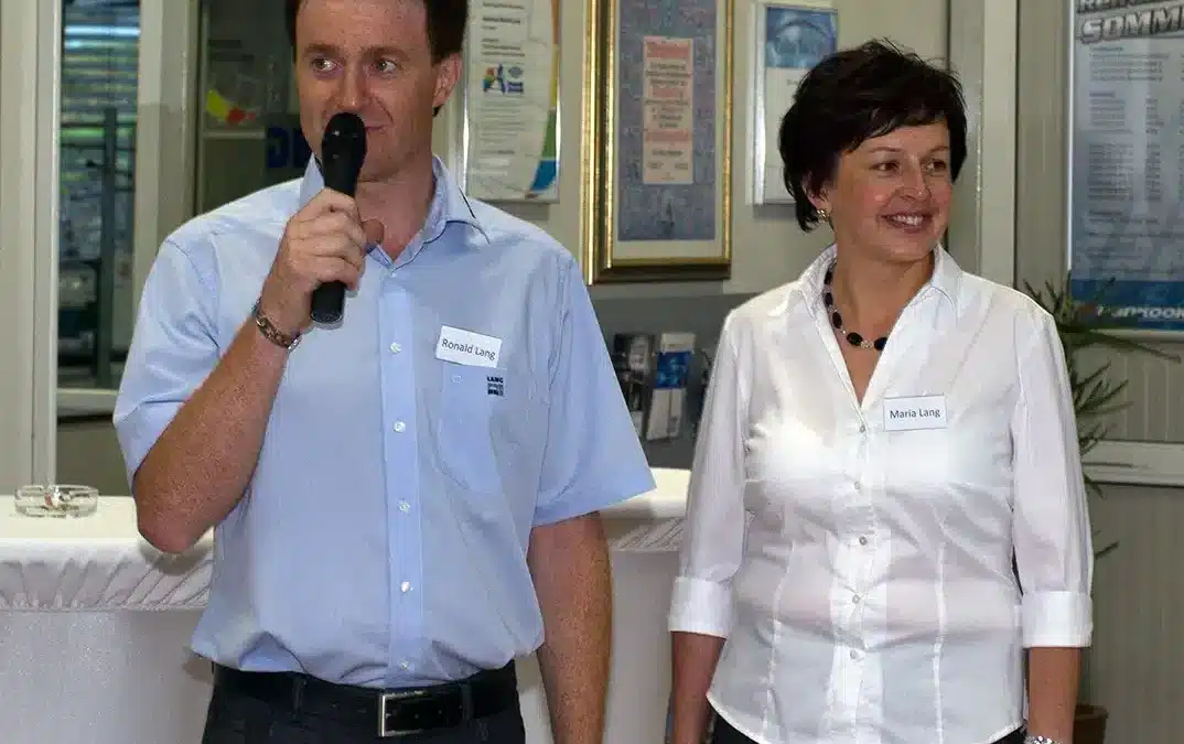 Ronald und Maria Lang sprechen bei einer Feier im Autohaus Lang