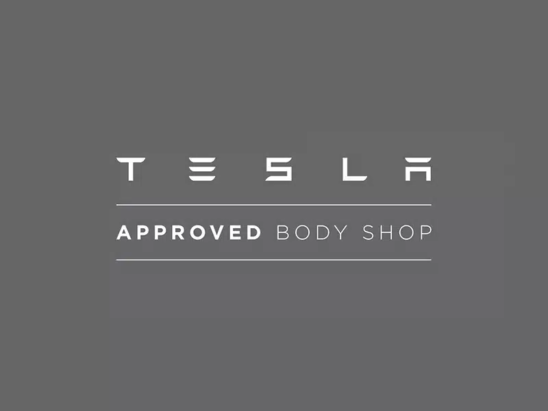 Der Text "Tesla Approved Bodyshop" in weißen Buchstaben auf dunkelgrauem Hintergrund