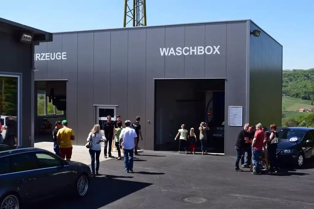 Ein graues Gebäude mit der weißen Aufschrift "Waschbox"