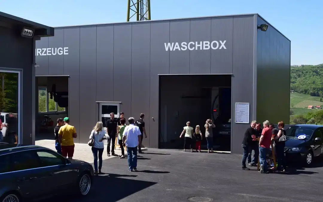 Ein graues Gebäude mit der weißen Aufschrift "Waschbox"