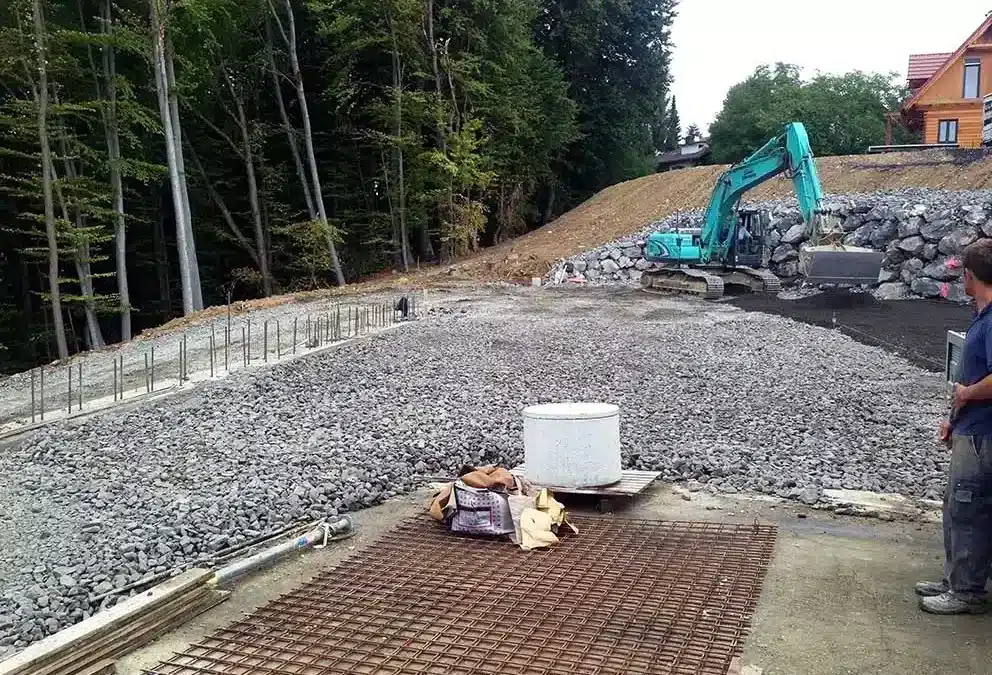 Eine Baustelle mit offener Erde während der Erneuerung auf dem Gelände de Firma Autohaus Lang