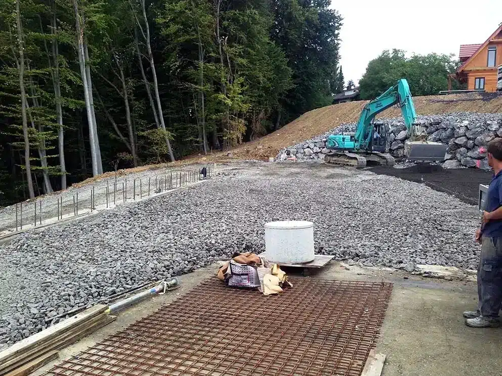 Eine Baustelle mit offener Erde während der Erneuerung auf dem Gelände de Firma Autohaus Lang